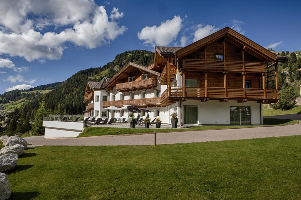 Hotel Comploj Adults Only Selva di Val Gardena Bagian luar foto