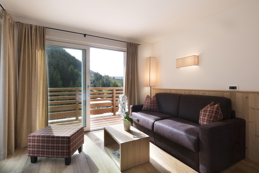 Hotel Comploj Adults Only Selva di Val Gardena Ruang foto
